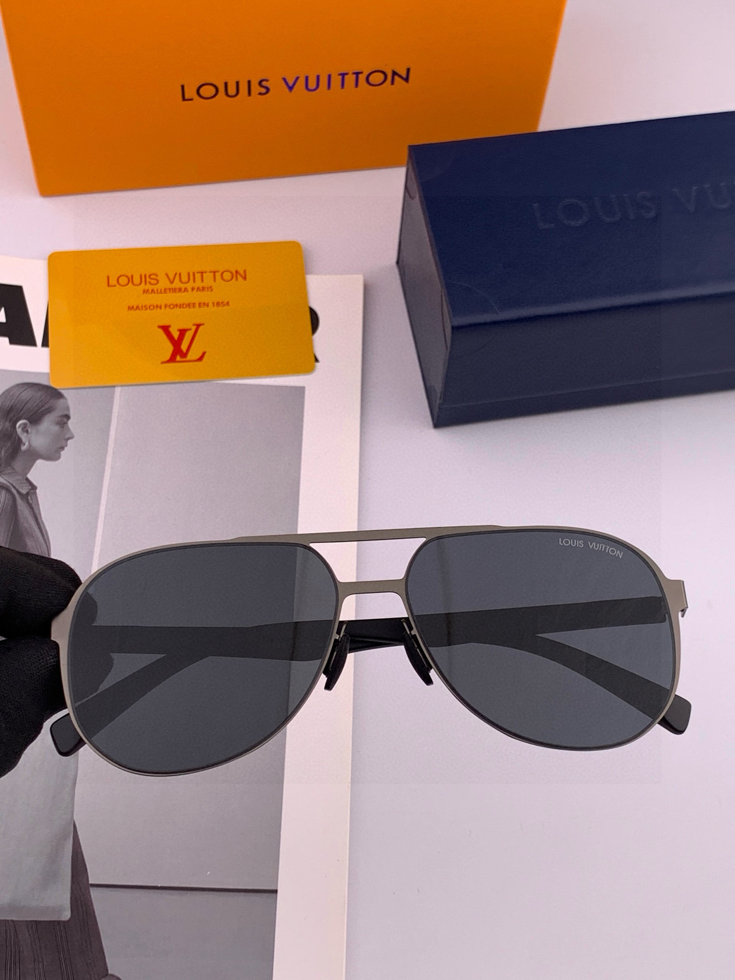       LV 男款炫彩飞行员偏光太阳镜 ❤️材质：高清尼龙加厚卡槽高清偏光镜片 🌹无边框镜架💕颜👍型