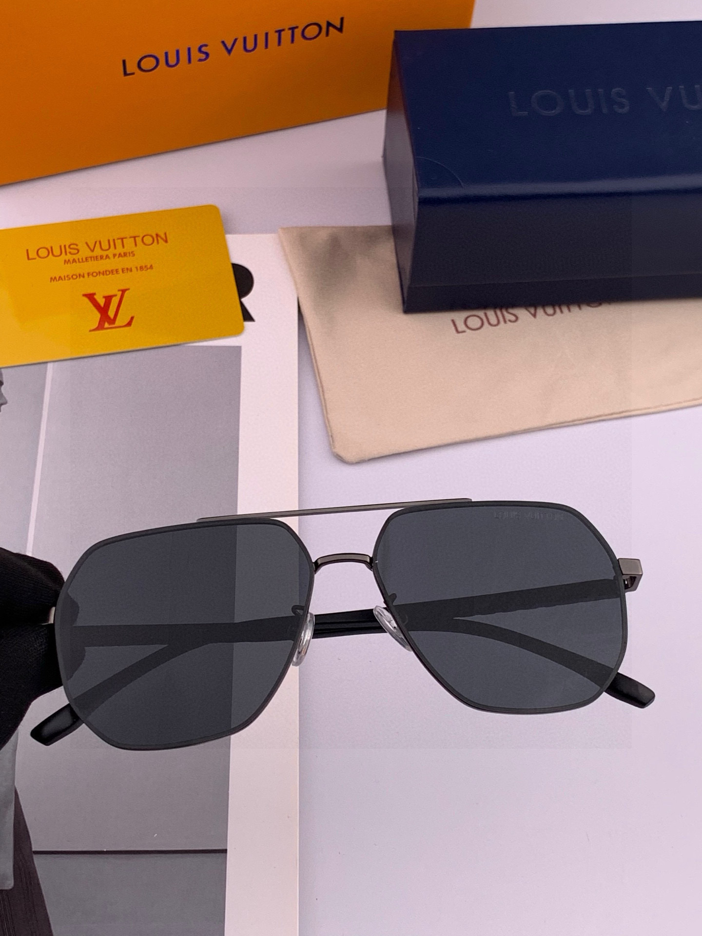       LV 男款炫彩飞行员偏光太阳镜 ❤️材质：高清尼龙加厚卡槽高清偏光镜片 🌹无边框镜架💕颜👍型