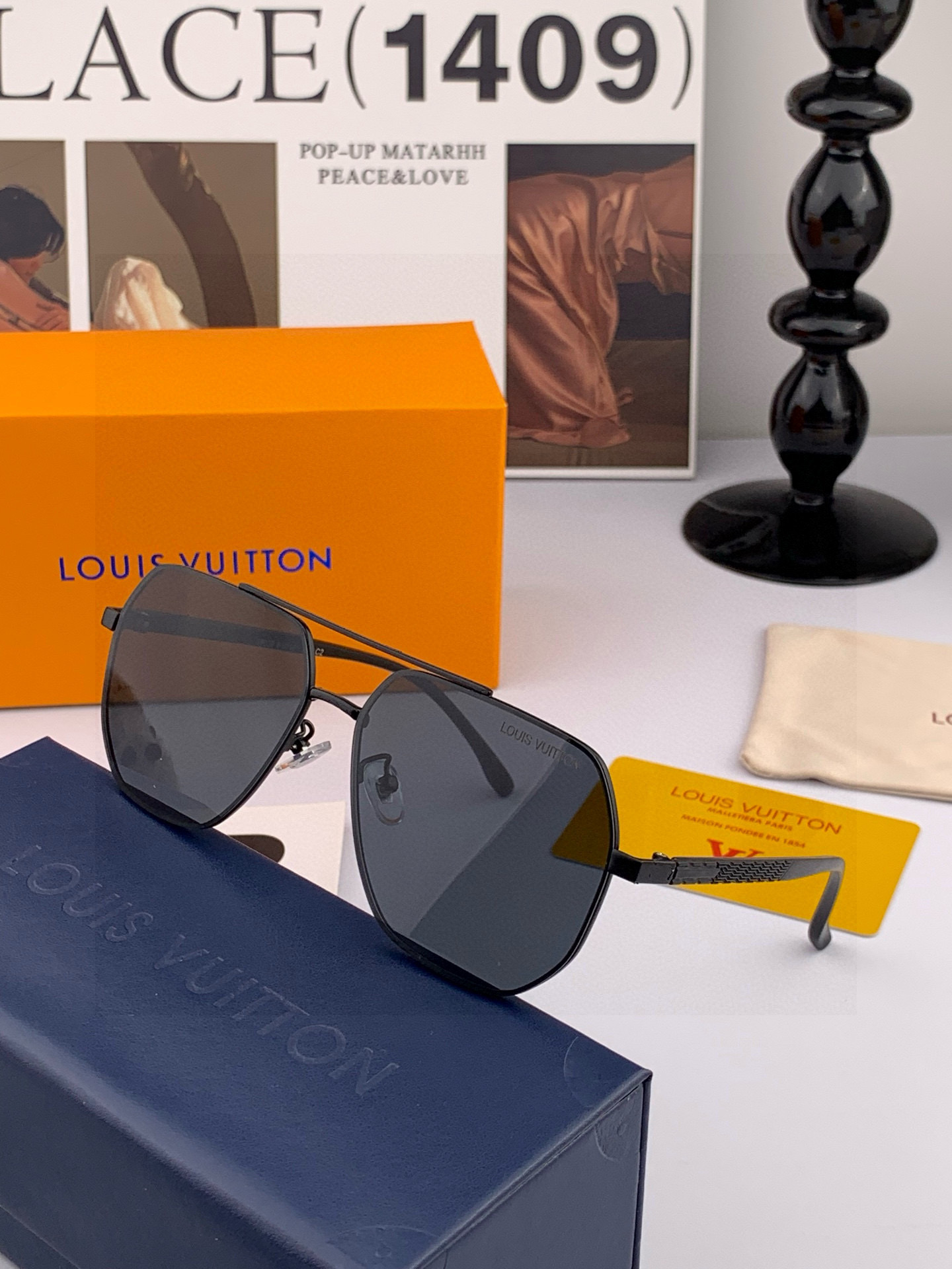       LV 男款炫彩飞行员偏光太阳镜 ❤️材质：高清尼龙加厚卡槽高清偏光镜片 🌹无边框镜架💕颜👍型