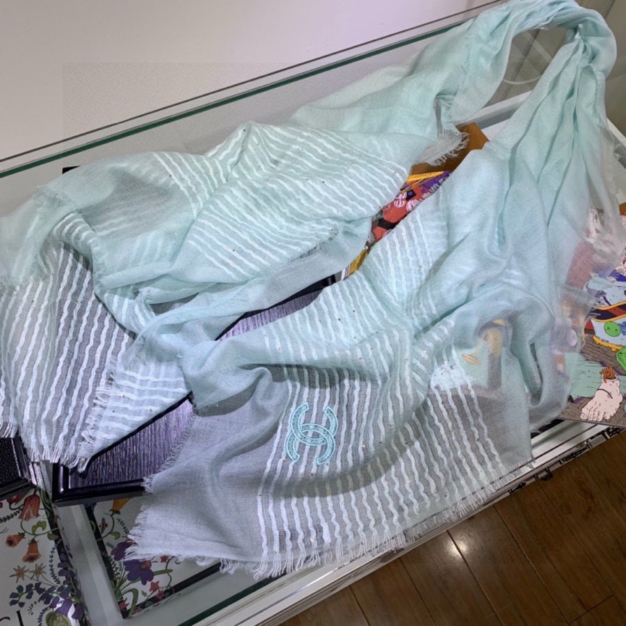   Chanel最新款，欧美专柜同步❗❗❗羊绒工艺的极致体现，大牌的脑残、虐人极限构想，镶嵌亮片设计 更