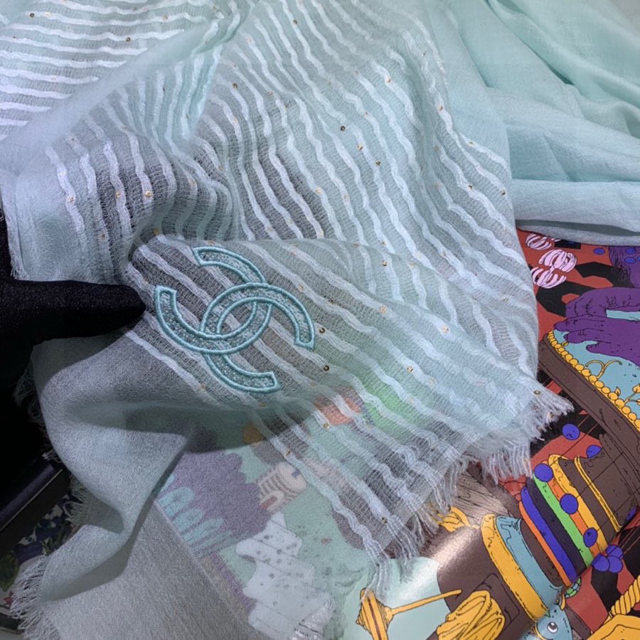   Chanel最新款，欧美专柜同步❗❗❗羊绒工艺的极致体现，大牌的脑残、虐人极限构想，镶嵌亮片设计 更