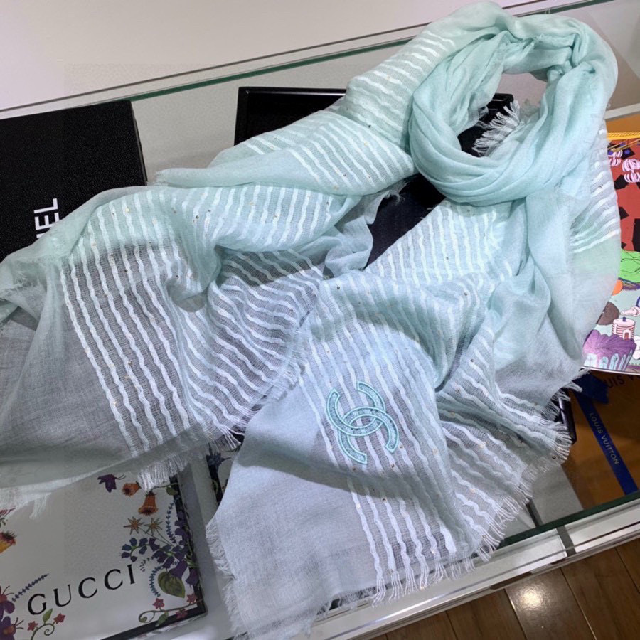   Chanel最新款，欧美专柜同步❗❗❗羊绒工艺的极致体现，大牌的脑残、虐人极限构想，镶嵌亮片设计 更