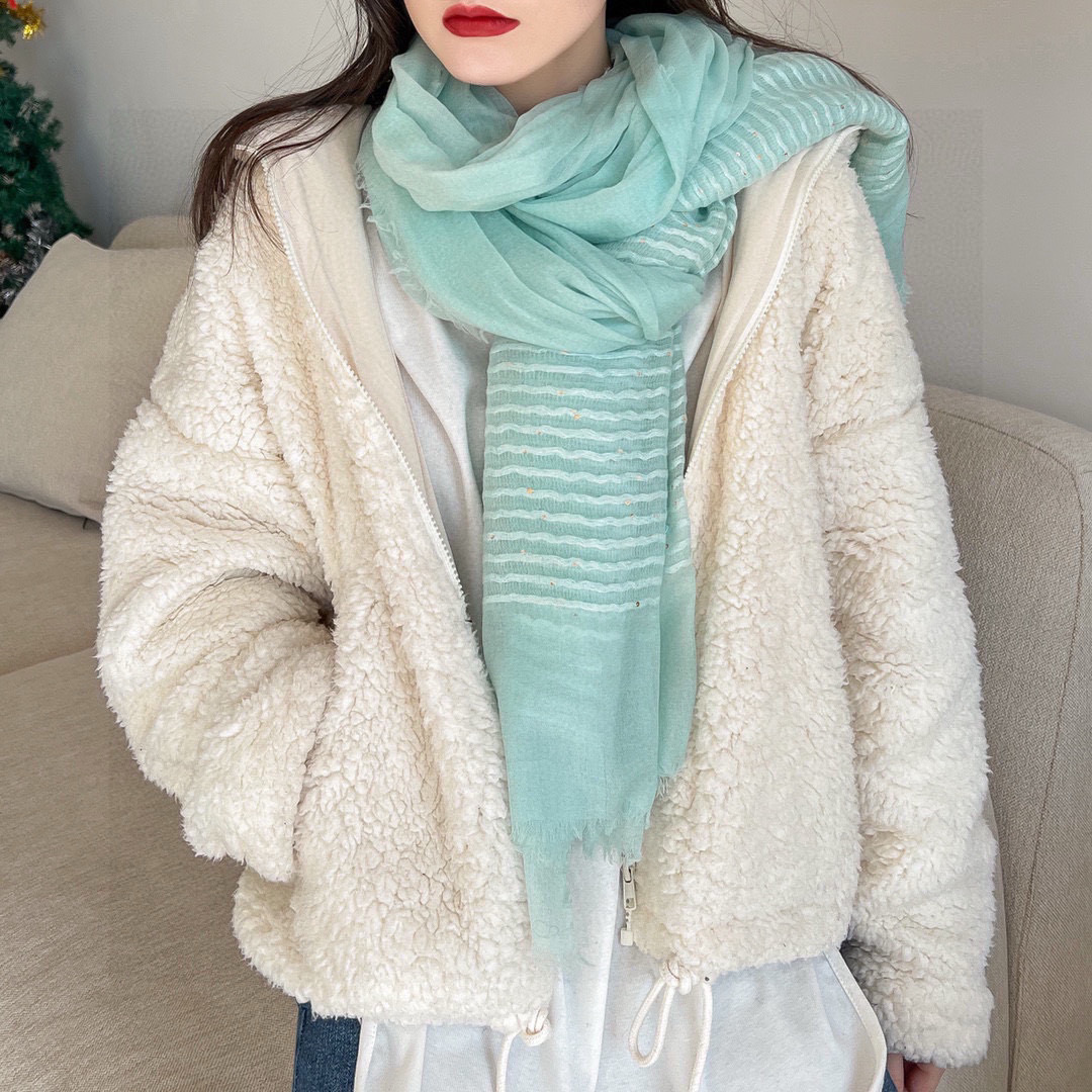   Chanel最新款，欧美专柜同步❗❗❗羊绒工艺的极致体现，大牌的脑残、虐人极限构想，镶嵌亮片设计 更