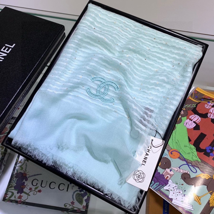   Chanel最新款，欧美专柜同步❗❗❗羊绒工艺的极致体现，大牌的脑残、虐人极限构想，镶嵌亮片设计 更