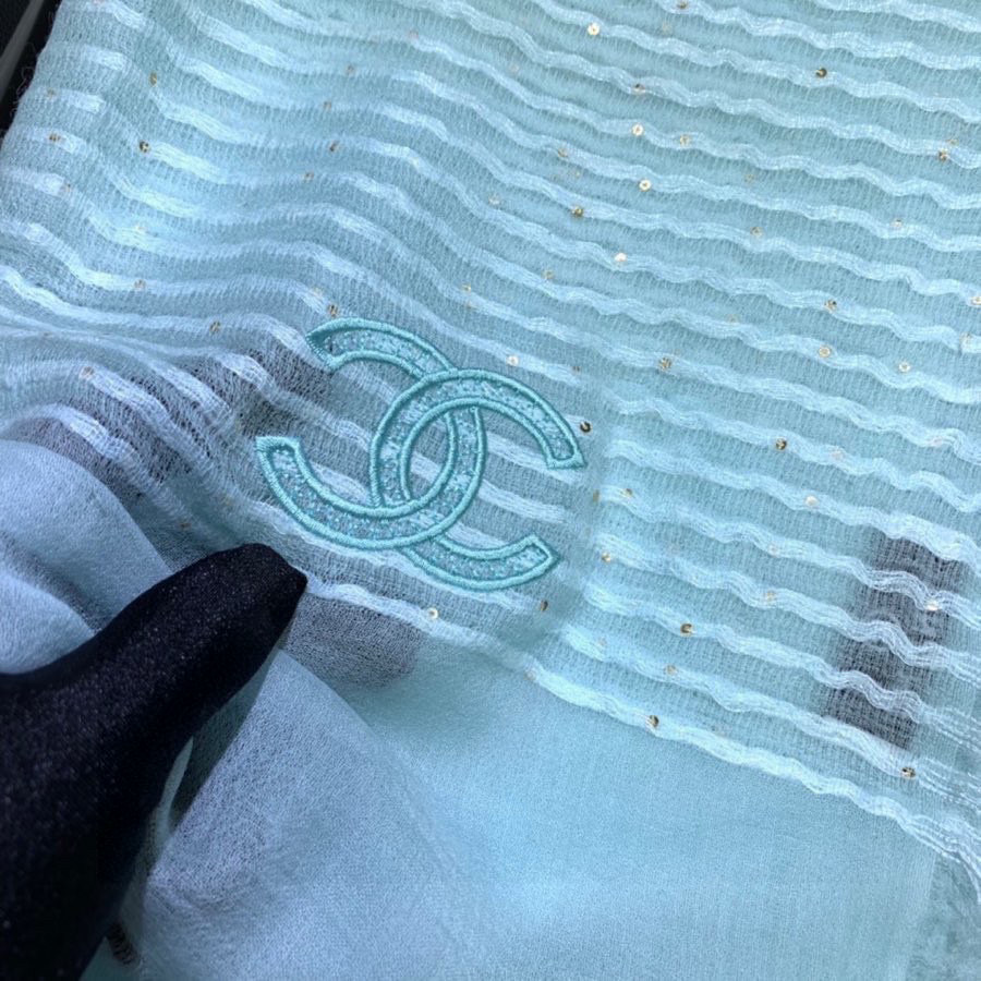   Chanel最新款，欧美专柜同步❗❗❗羊绒工艺的极致体现，大牌的脑残、虐人极限构想，镶嵌亮片设计 更