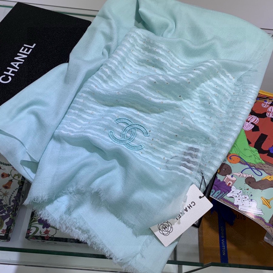   Chanel最新款，欧美专柜同步❗❗❗羊绒工艺的极致体现，大牌的脑残、虐人极限构想，镶嵌亮片设计 更