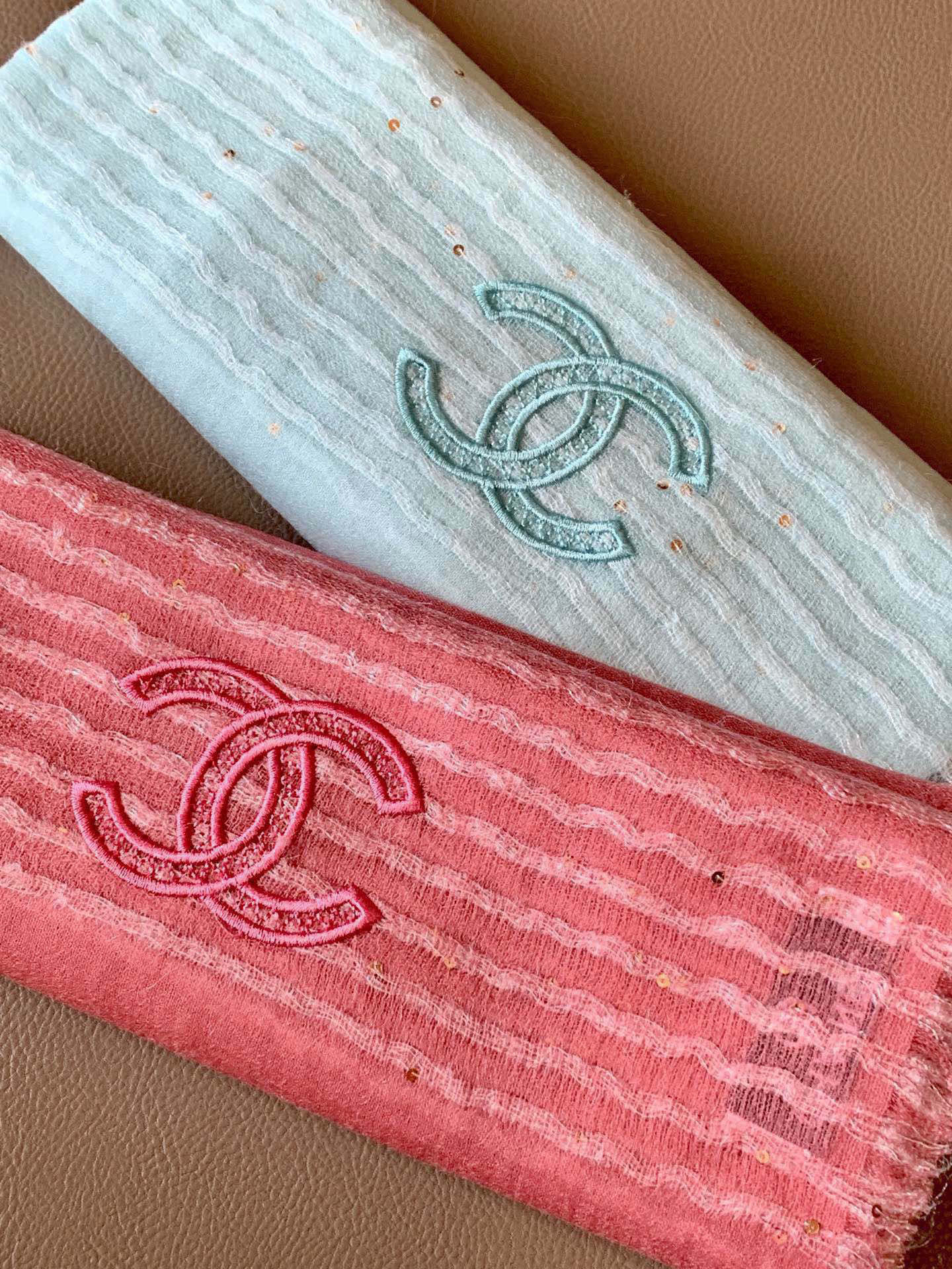   Chanel最新款，欧美专柜同步❗❗❗羊绒工艺的极致体现，大牌的脑残、虐人极限构想，镶嵌亮片设计 更