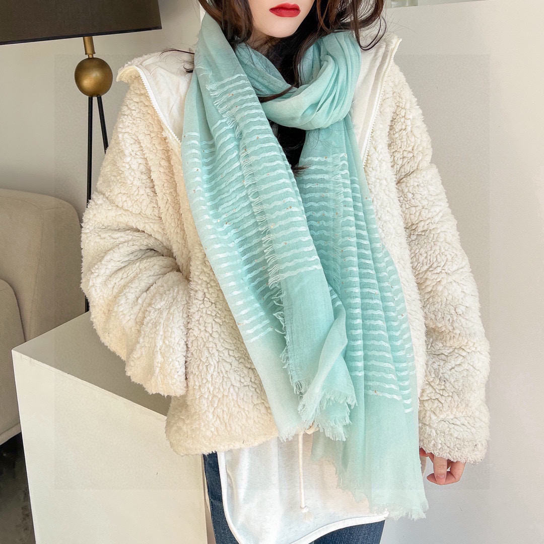   Chanel最新款，欧美专柜同步❗❗❗羊绒工艺的极致体现，大牌的脑残、虐人极限构想，镶嵌亮片设计 更