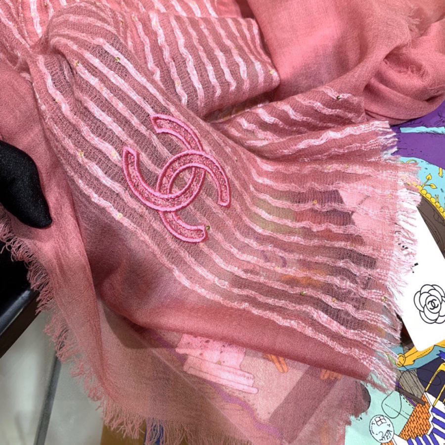   Chanel最新款，欧美专柜同步❗❗❗羊绒工艺的极致体现，大牌的脑残、虐人极限构想，镶嵌亮片设计 更