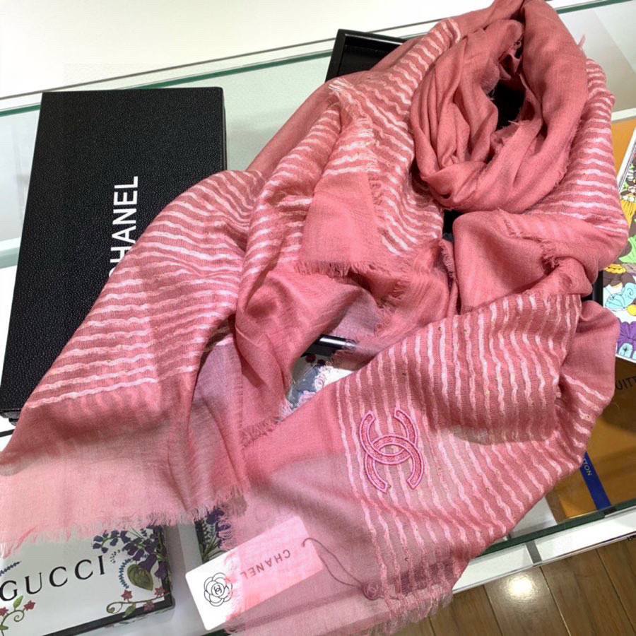   Chanel最新款，欧美专柜同步❗❗❗羊绒工艺的极致体现，大牌的脑残、虐人极限构想，镶嵌亮片设计 更