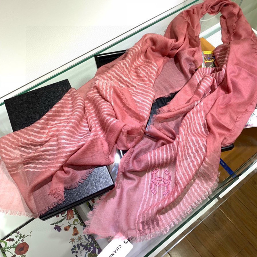   Chanel最新款，欧美专柜同步❗❗❗羊绒工艺的极致体现，大牌的脑残、虐人极限构想，镶嵌亮片设计 更