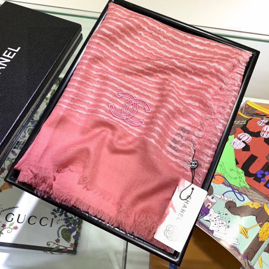   Chanel最新款，欧美专柜同步❗❗❗羊绒工艺的极致体现，大牌的脑残、虐人极限构想，镶嵌亮片设计 更