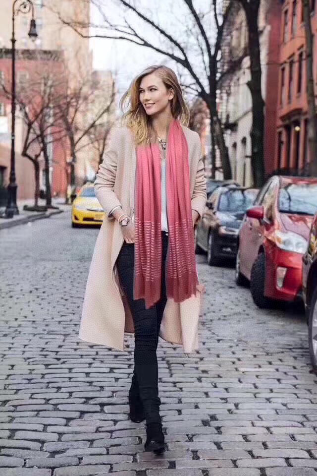   Chanel最新款，欧美专柜同步❗❗❗羊绒工艺的极致体现，大牌的脑残、虐人极限构想，镶嵌亮片设计 更