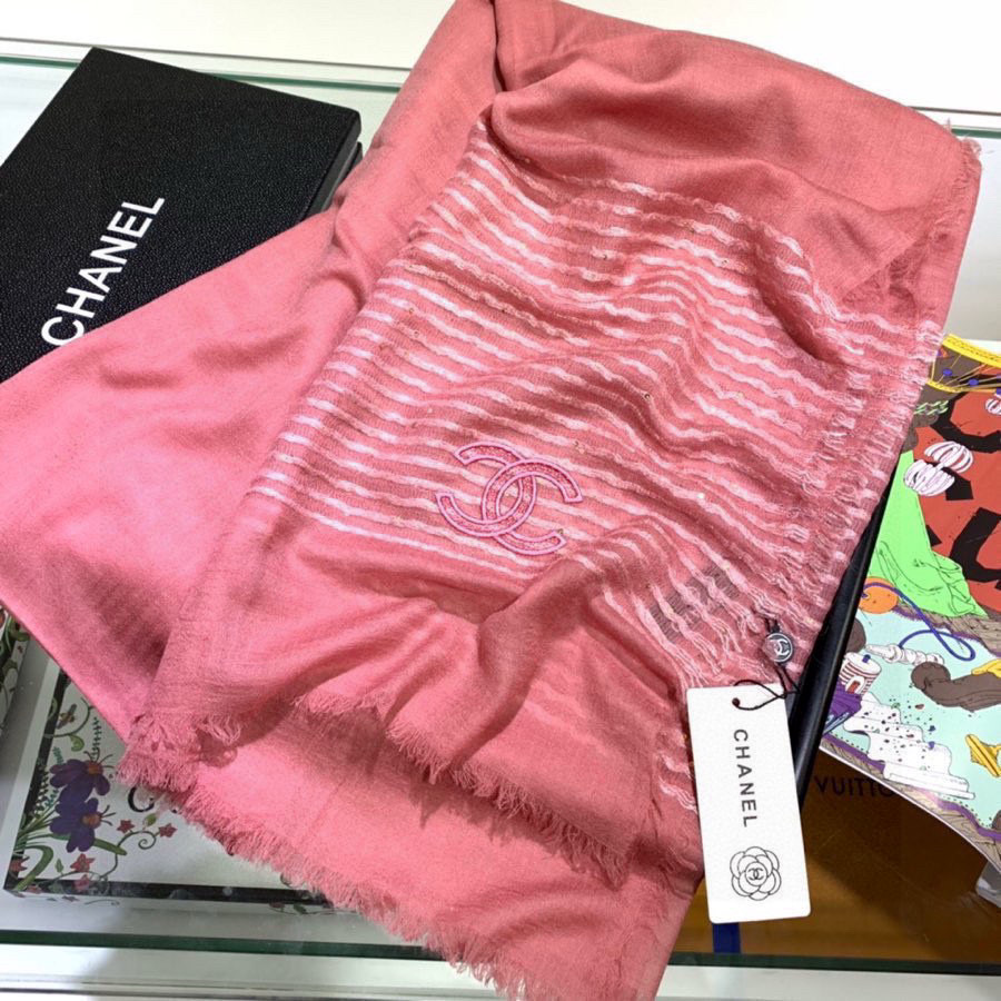   Chanel最新款，欧美专柜同步❗❗❗羊绒工艺的极致体现，大牌的脑残、虐人极限构想，镶嵌亮片设计 更