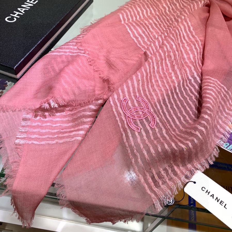   Chanel最新款，欧美专柜同步❗❗❗羊绒工艺的极致体现，大牌的脑残、虐人极限构想，镶嵌亮片设计 更