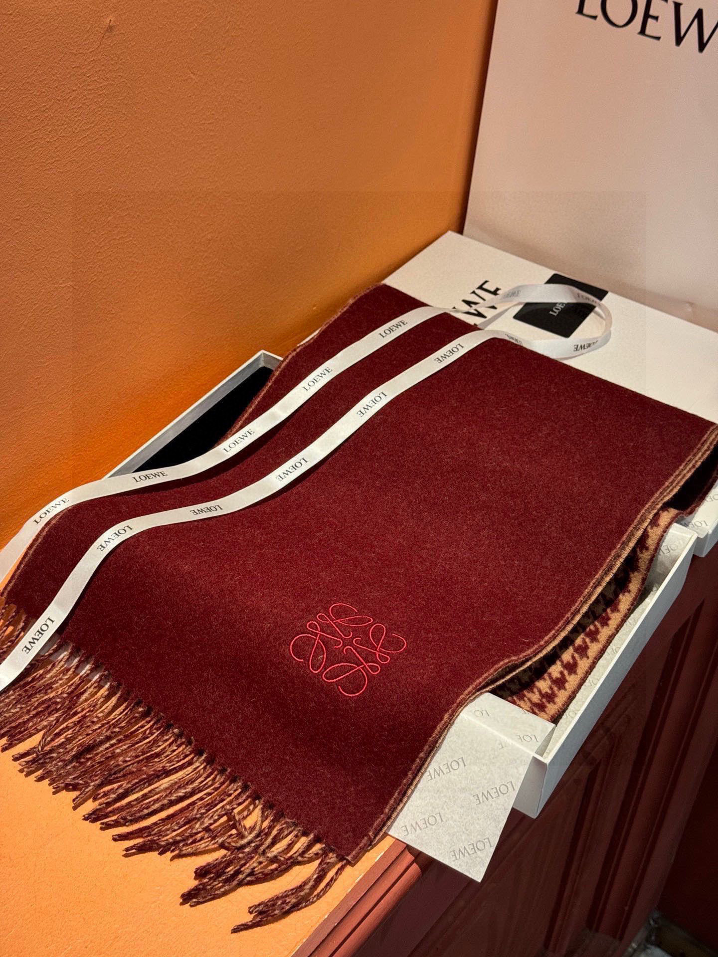   罗意威👍巴黎时装展商务男士女士通用双面羊绒披肩。代工厂臻选上乘的超细羊绒纤维 进行纯手工精梳处理 耗