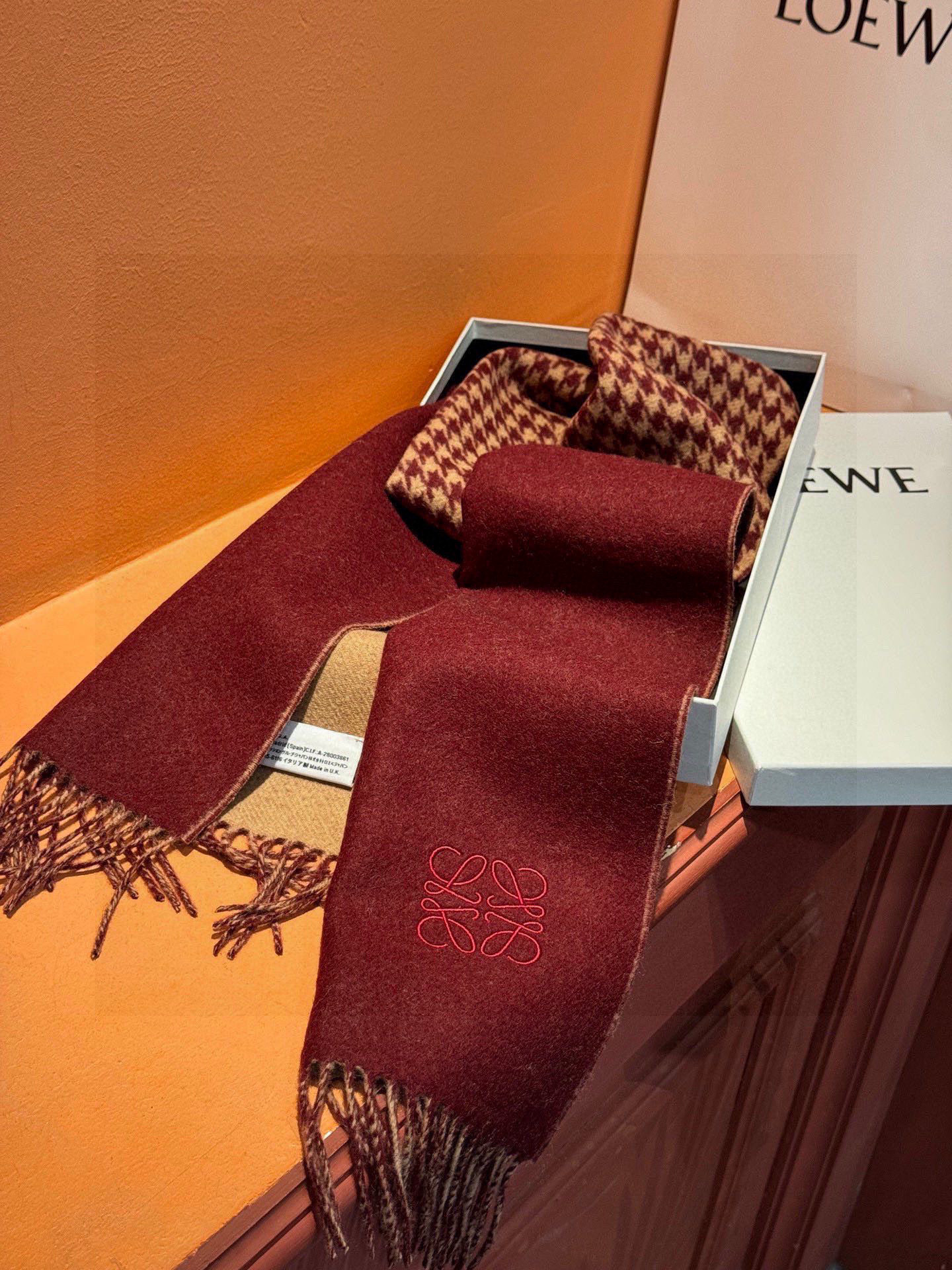   罗意威👍巴黎时装展商务男士女士通用双面羊绒披肩。代工厂臻选上乘的超细羊绒纤维 进行纯手工精梳处理 耗