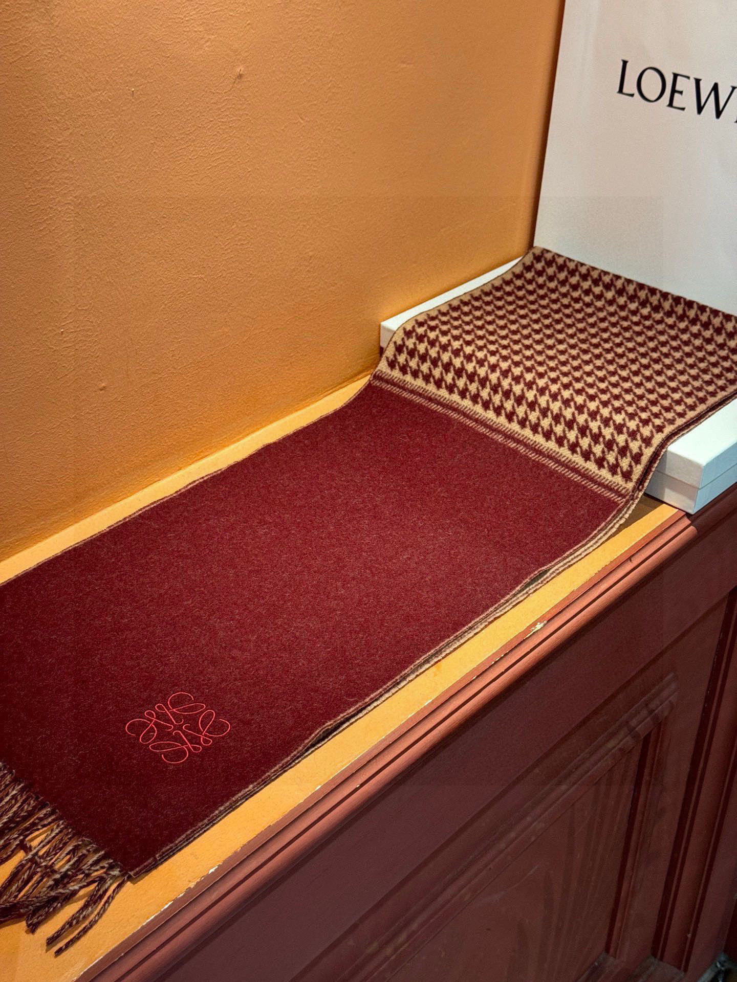   罗意威👍巴黎时装展商务男士女士通用双面羊绒披肩。代工厂臻选上乘的超细羊绒纤维 进行纯手工精梳处理 耗