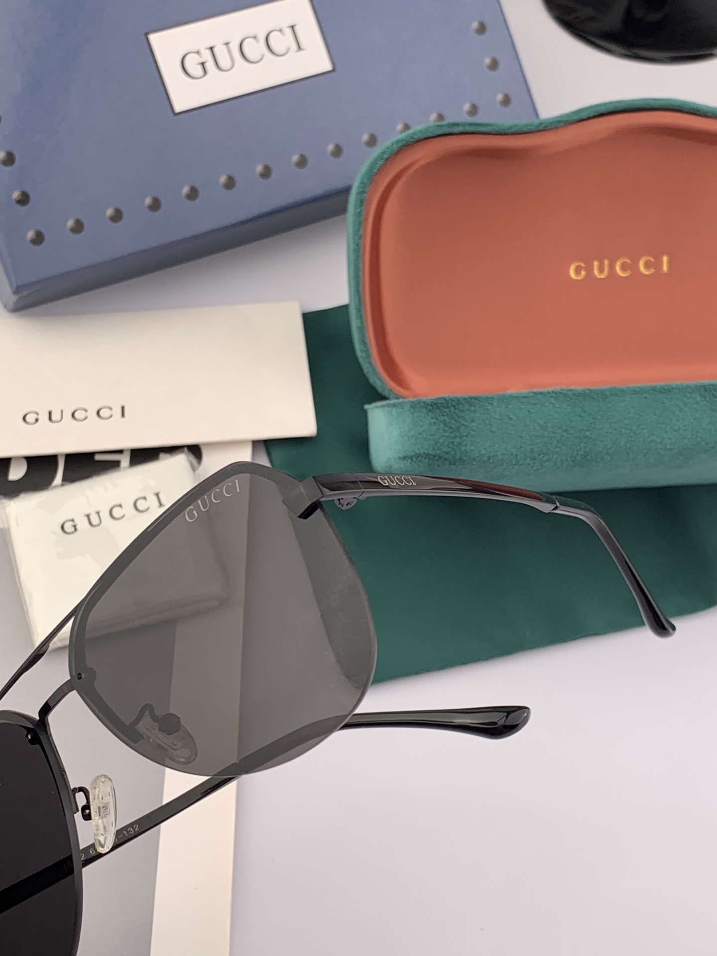  GUCCI 官网同步。  高品质男女款墨镜   👍 进口宝丽来偏光镜片  。蛤蟆镜 开车钓鱼都可 。型