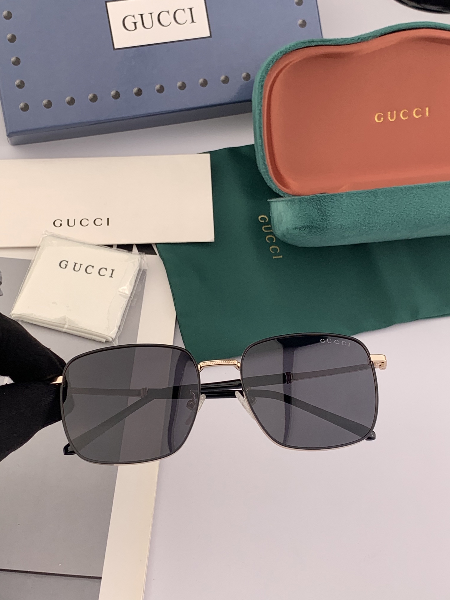   GUCCI 官网同步。  高品质男女款墨镜   👍 进口宝丽来偏光镜片  。蛤蟆镜 开车钓鱼都可 。