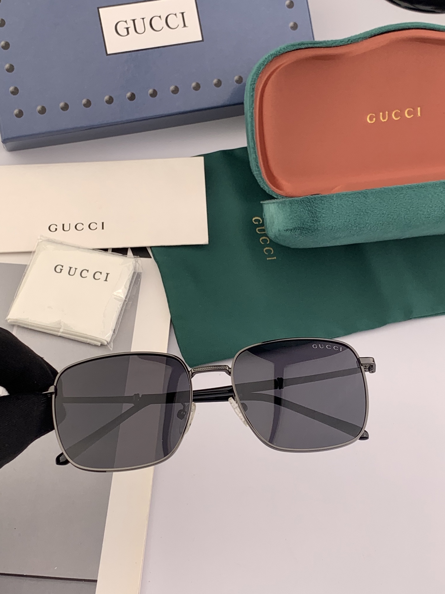   GUCCI 官网同步。  高品质男女款墨镜   👍 进口宝丽来偏光镜片  。蛤蟆镜 开车钓鱼都可 。