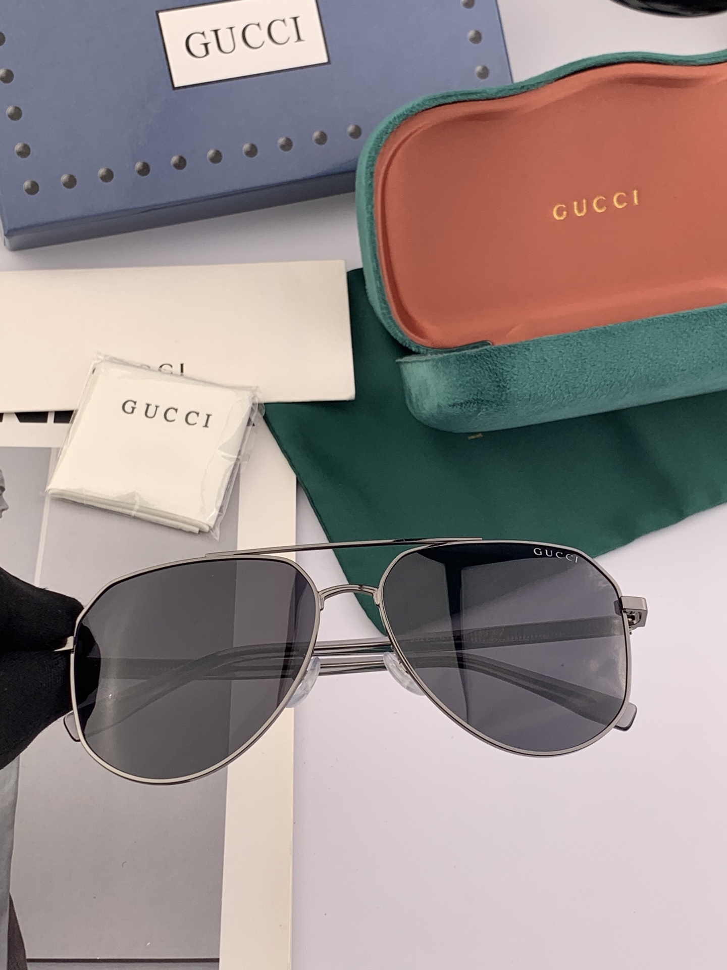   Gucci 。  高品质男女款墨镜   👍 进口宝丽来偏光镜片  。蛤蟆镜 开车钓鱼都可 。百搭显瘦