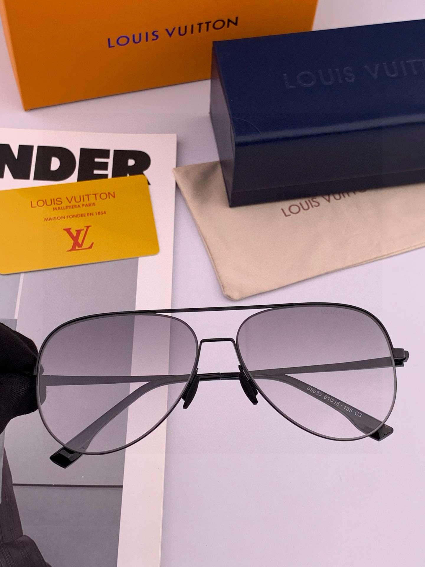       LV 男款炫彩飞行员偏光太阳镜 ❤️材质：高清尼龙加厚卡槽高清偏光镜片 🌹无边框镜架💕颜👍型