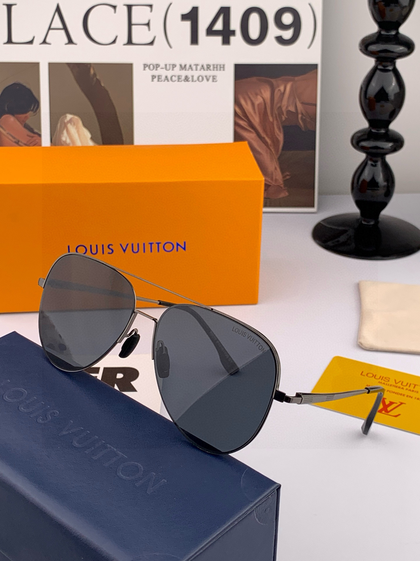       LV 男款炫彩飞行员偏光太阳镜 ❤️材质：高清尼龙加厚卡槽高清偏光镜片 🌹无边框镜架💕颜👍型