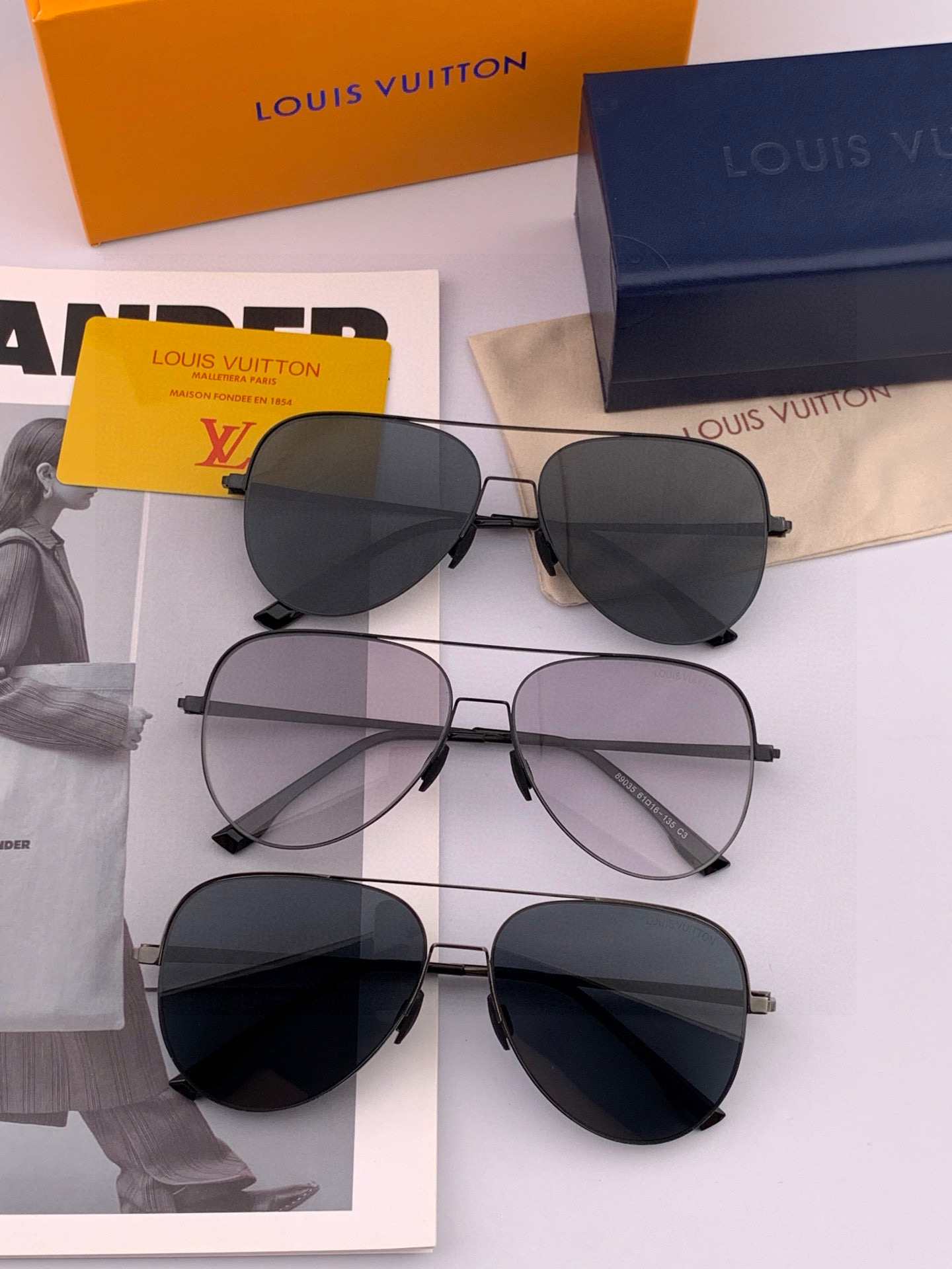       LV 男款炫彩飞行员偏光太阳镜 ❤️材质：高清尼龙加厚卡槽高清偏光镜片 🌹无边框镜架💕颜👍型