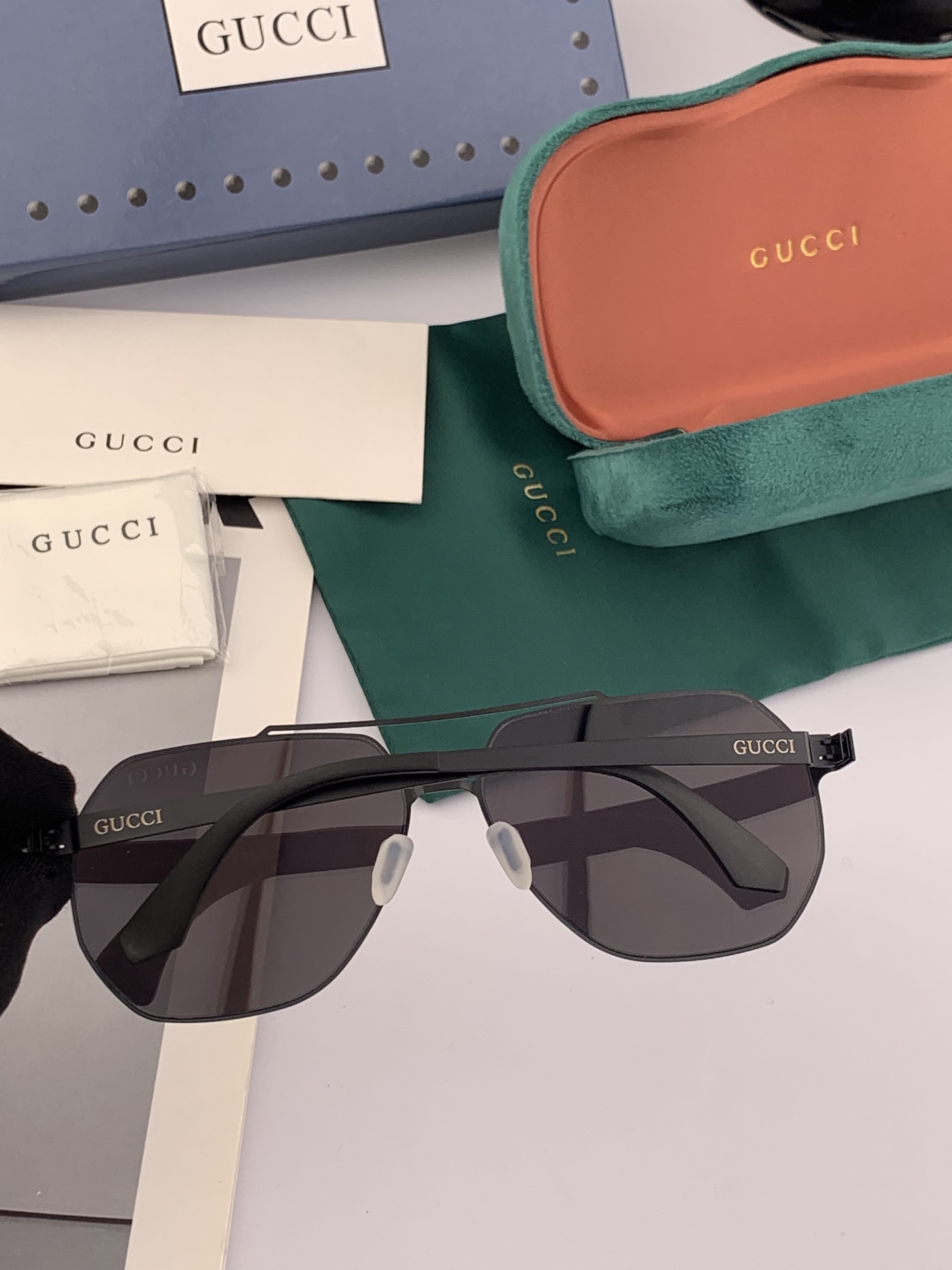    GUCCI 新款超轻无螺丝压不坏系列情侣款太阳镜高清尼龙镜片 商务旅行版 绅士高清太阳眼镜 （舒适