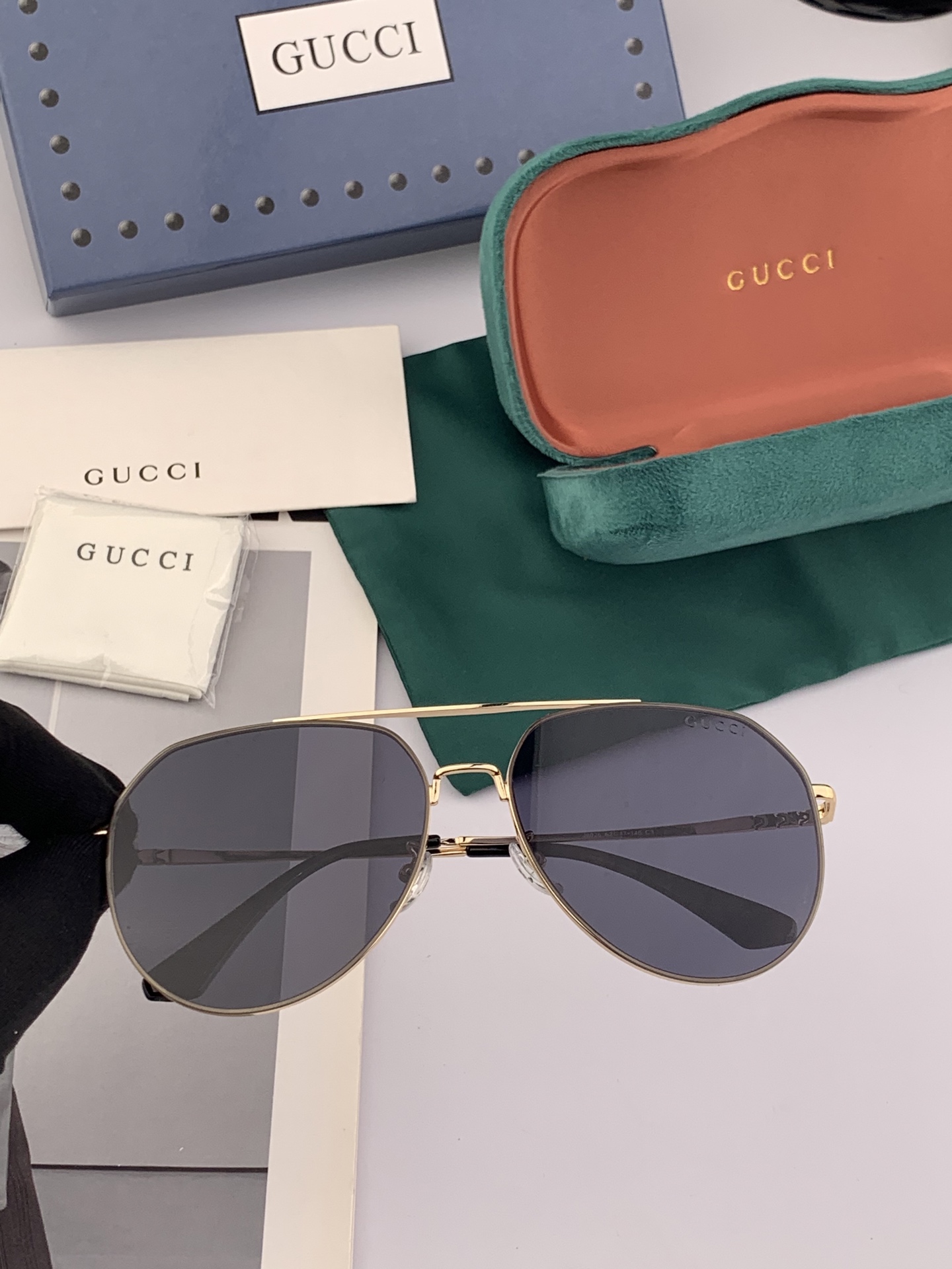         GUCCI 男款炫彩飞行员偏光太阳镜 ❤️材质：高清尼龙加厚卡槽高清偏光镜片 🌹无边框镜