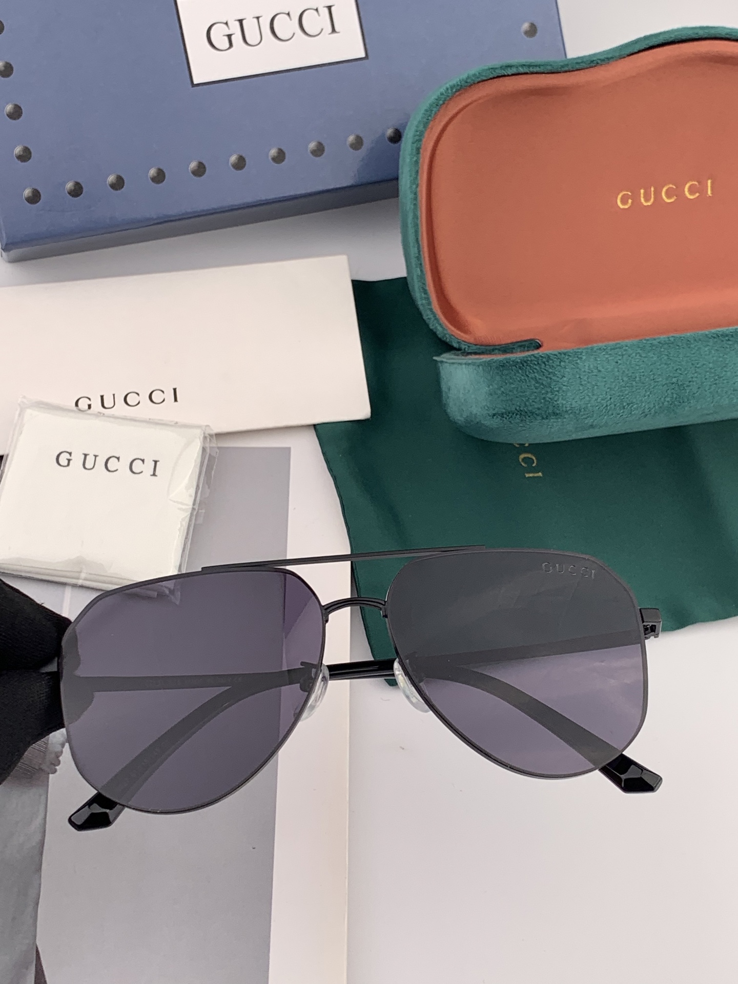         GUCCI 男款炫彩飞行员偏光太阳镜 ❤️材质：高清尼龙加厚卡槽高清偏光镜片 🌹无边框镜