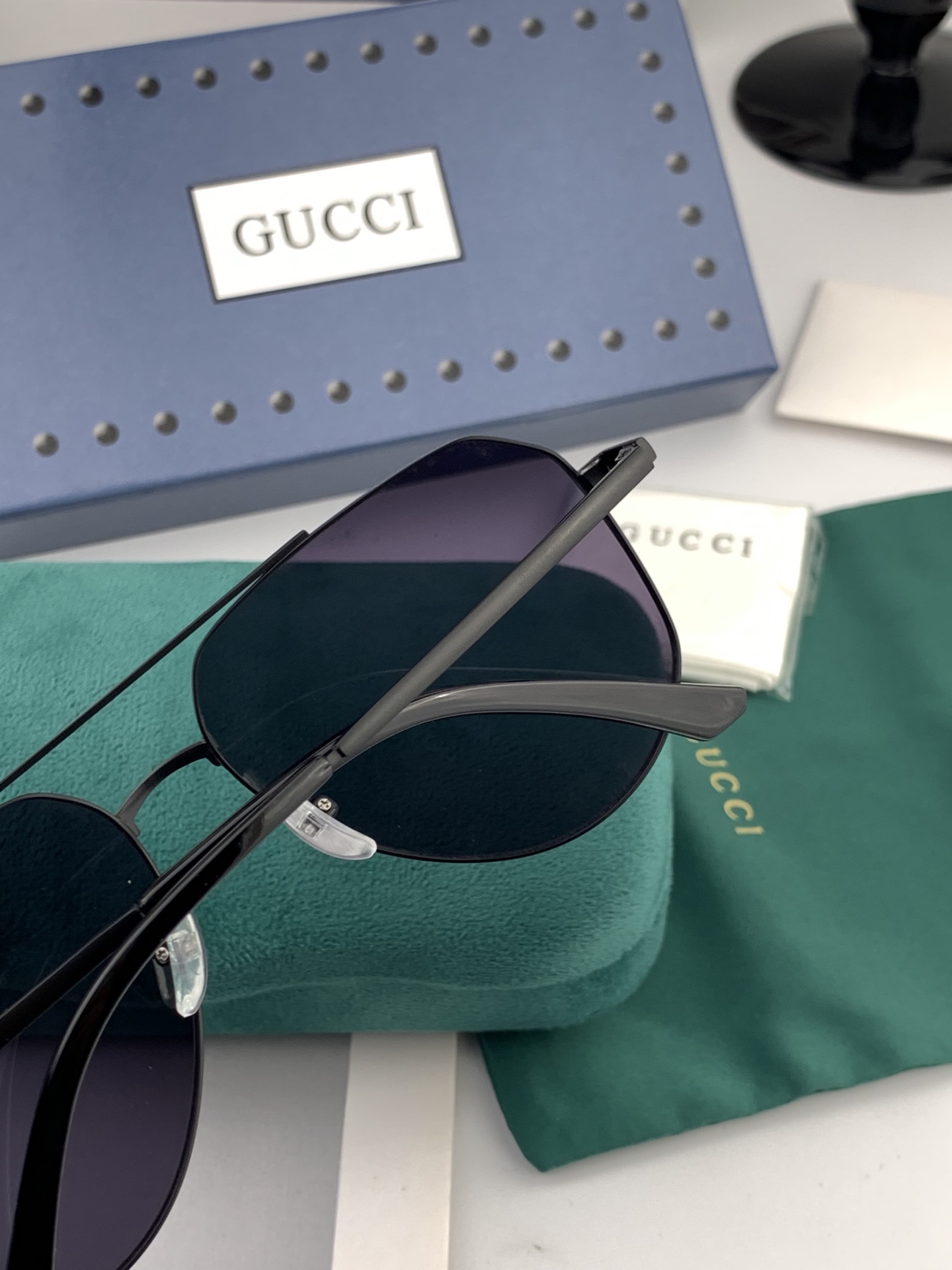         GUCCI 男款炫彩飞行员偏光太阳镜 ❤️材质：高清尼龙加厚卡槽高清偏光镜片 🌹无边框镜