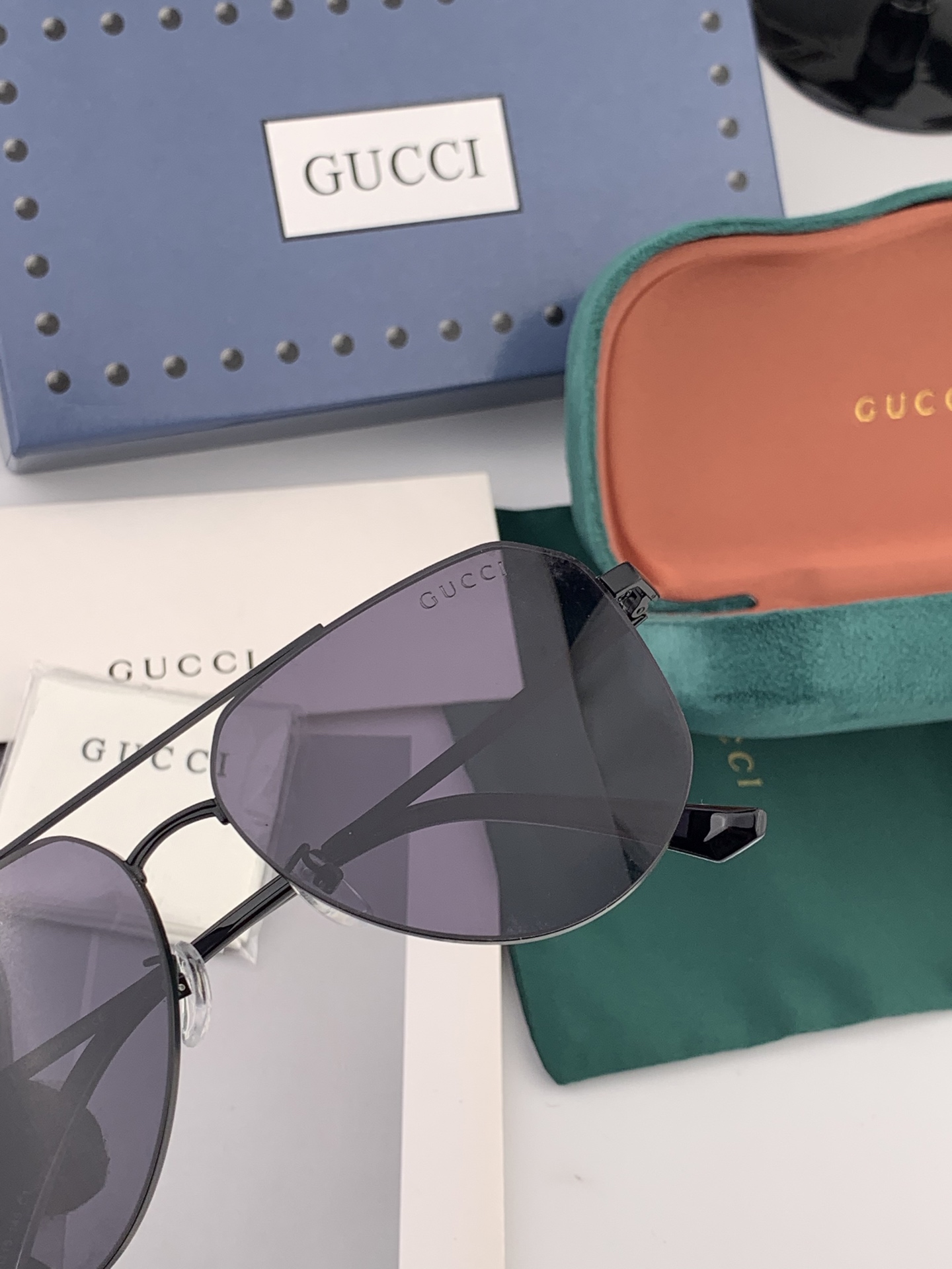         GUCCI 男款炫彩飞行员偏光太阳镜 ❤️材质：高清尼龙加厚卡槽高清偏光镜片 🌹无边框镜