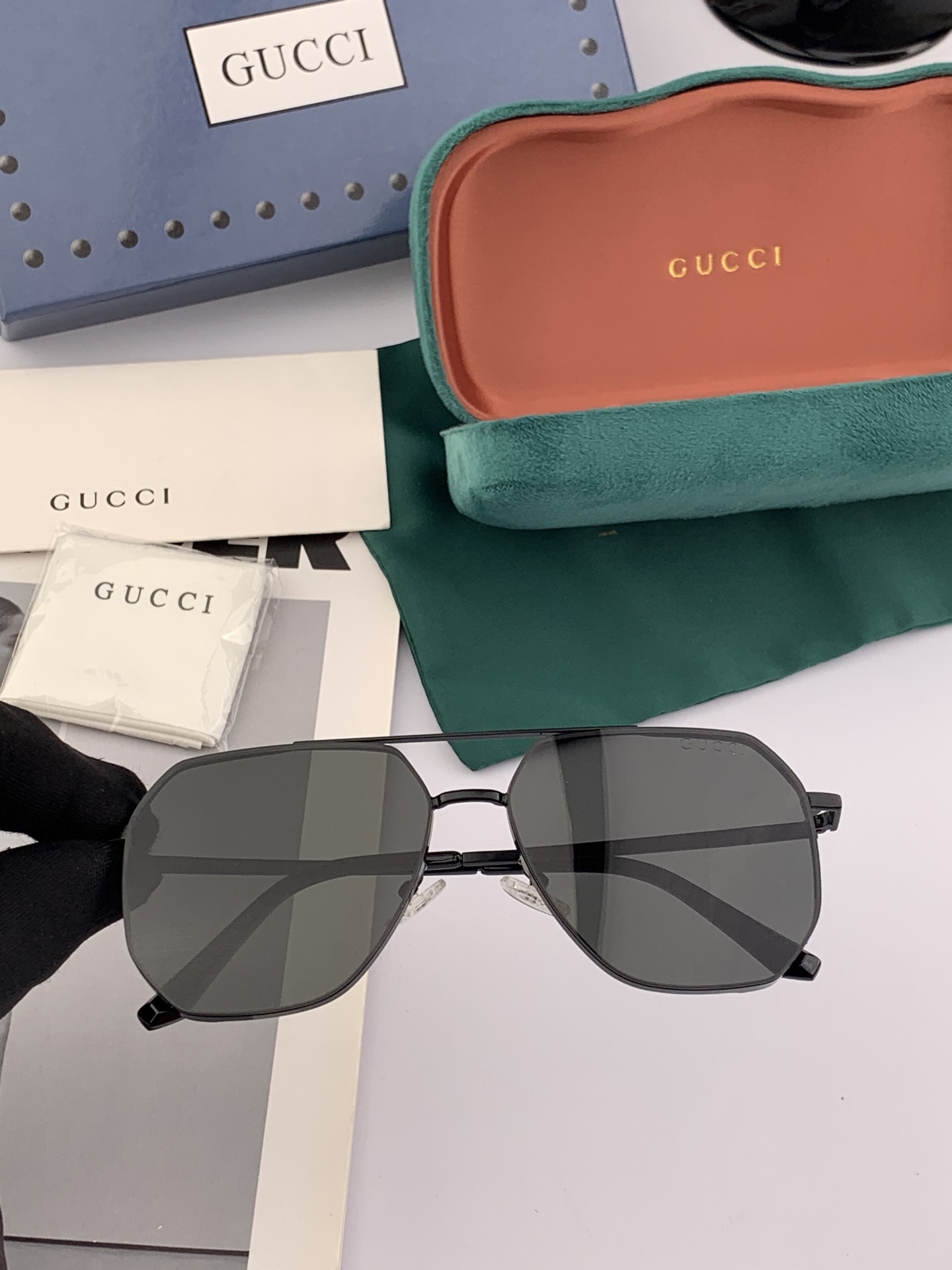      GUCCI 男款炫彩飛行員偏光太陽鏡 ❤️材質：高清尼龍加厚卡槽高清偏光鏡片 🌹無邊框鏡架💕顏