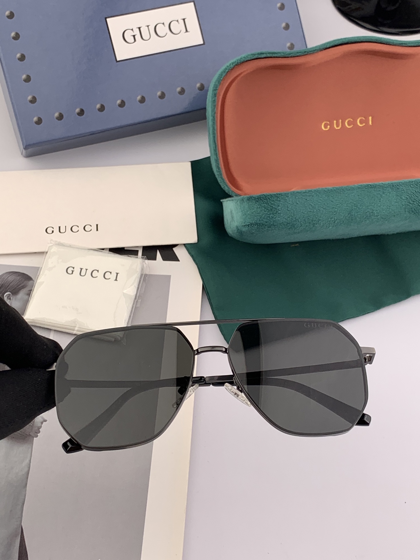      GUCCI 男款炫彩飛行員偏光太陽鏡 ❤️材質：高清尼龍加厚卡槽高清偏光鏡片 🌹無邊框鏡架💕顏