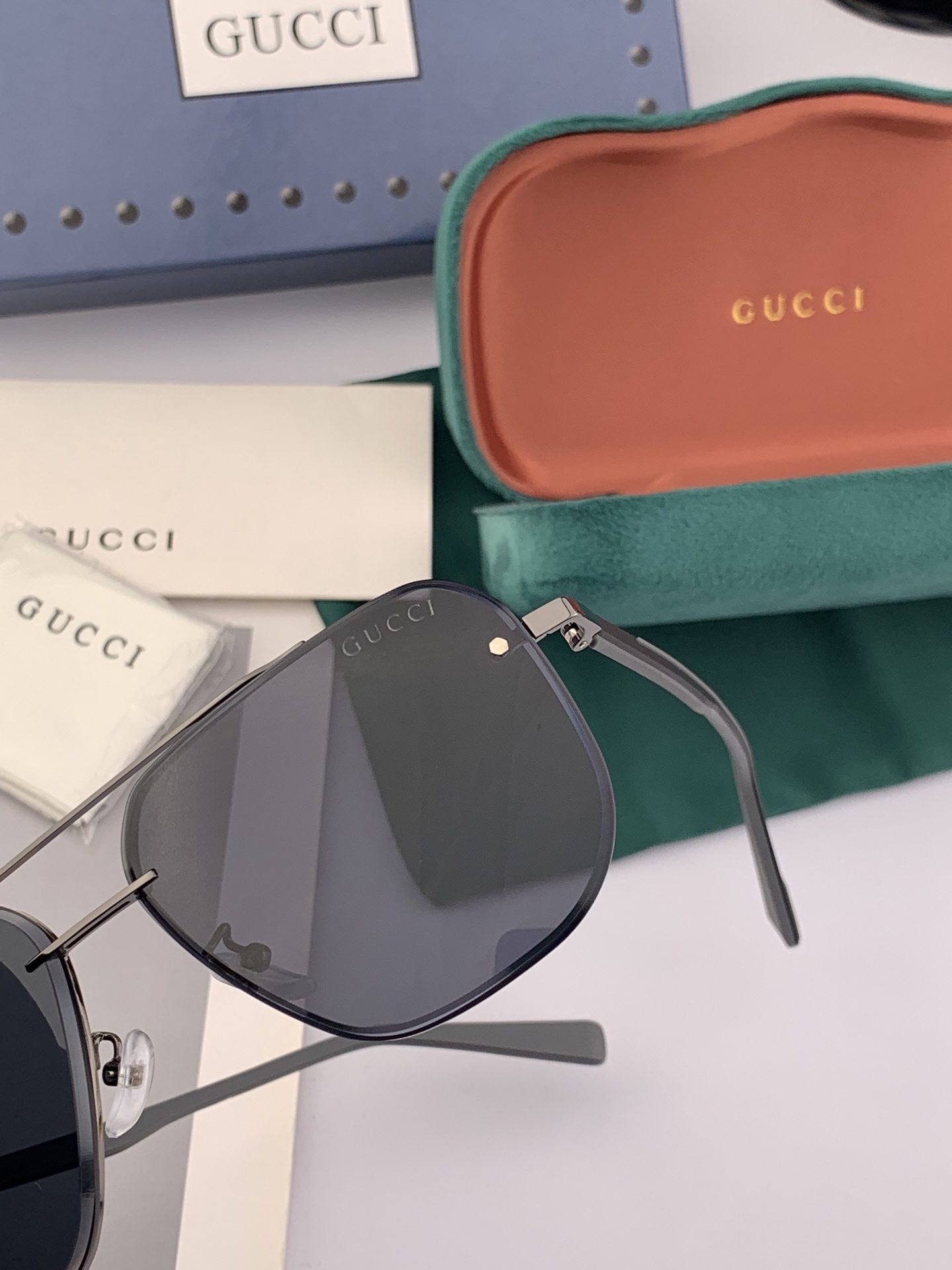         GUCCI 男款炫彩飞行员偏光太阳镜 ❤️材质：高清尼龙加厚卡槽高清偏光镜片 🌹无边框镜