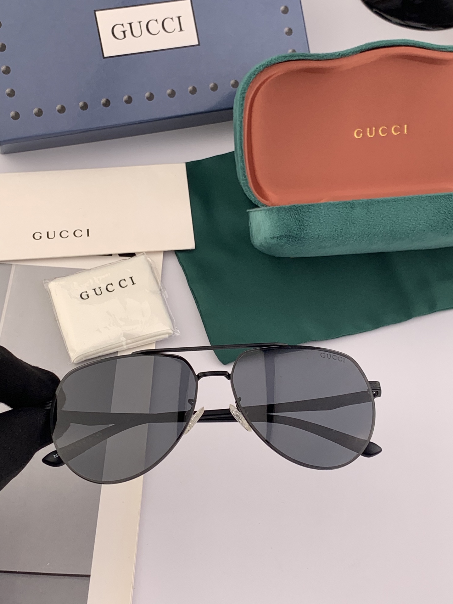        GUCCI 男款炫彩飞行员偏光太阳镜 ❤️材质：高清尼龙加厚卡槽高清偏光镜片 🌹无边框镜架