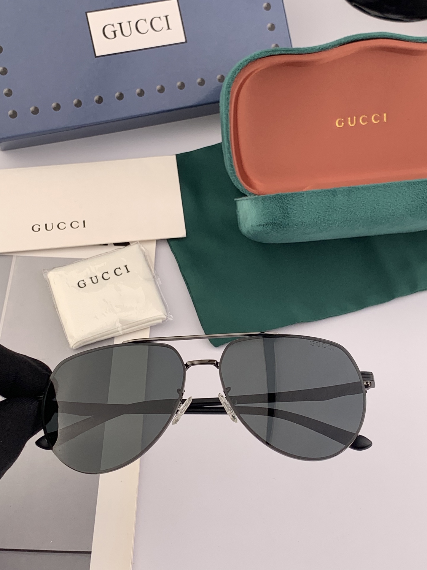        GUCCI 男款炫彩飞行员偏光太阳镜 ❤️材质：高清尼龙加厚卡槽高清偏光镜片 🌹无边框镜架