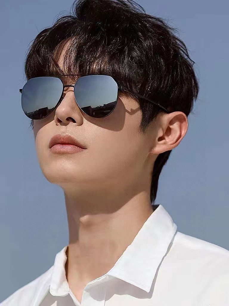        GUCCI 男款炫彩飞行员偏光太阳镜 ❤️材质：高清尼龙加厚卡槽高清偏光镜片 🌹无边框镜架