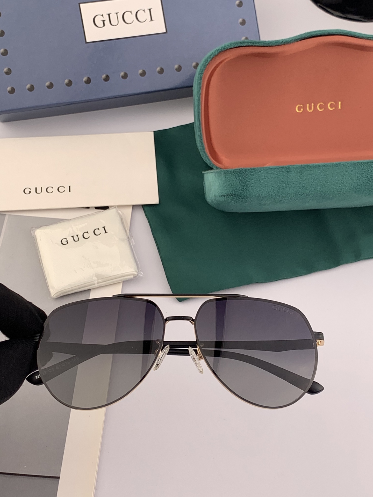        GUCCI 男款炫彩飞行员偏光太阳镜 ❤️材质：高清尼龙加厚卡槽高清偏光镜片 🌹无边框镜架