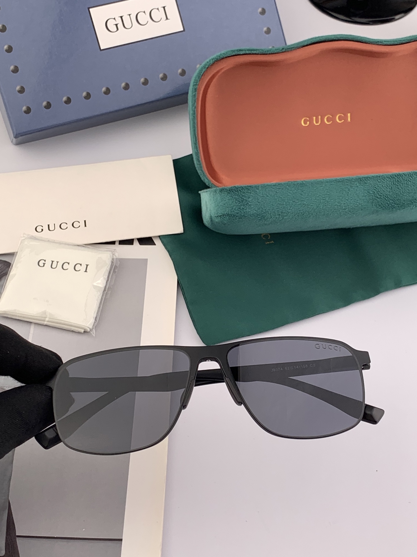         GUCCI 男款炫彩飞行员偏光太阳镜 ❤️材质：高清尼龙加厚卡槽高清偏光镜片 🌹无边框镜