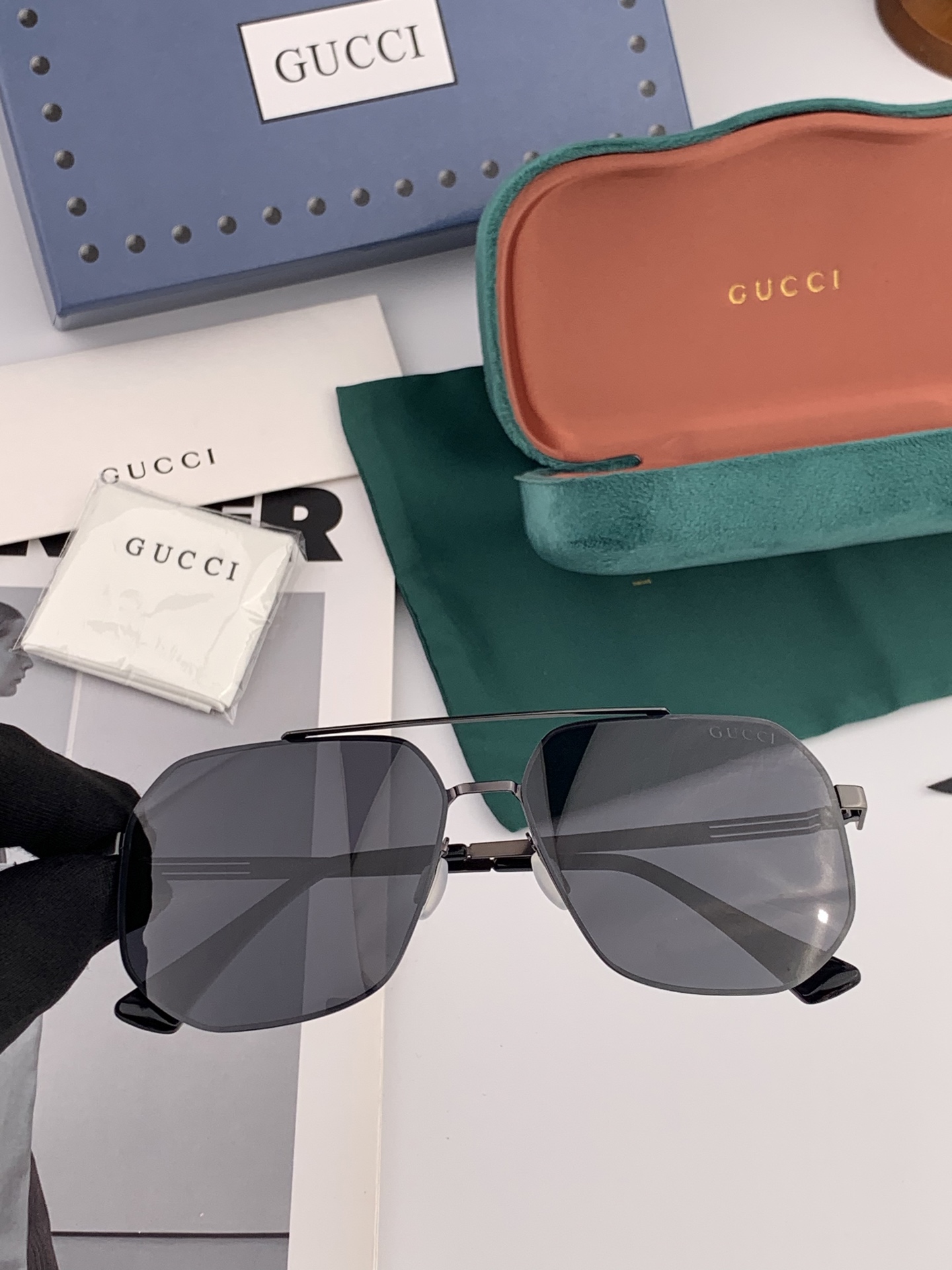        GUCCI 男款炫彩飞行员偏光太阳镜 ❤️材质：高清尼龙加厚卡槽高清偏光镜片 🌹无边框镜架