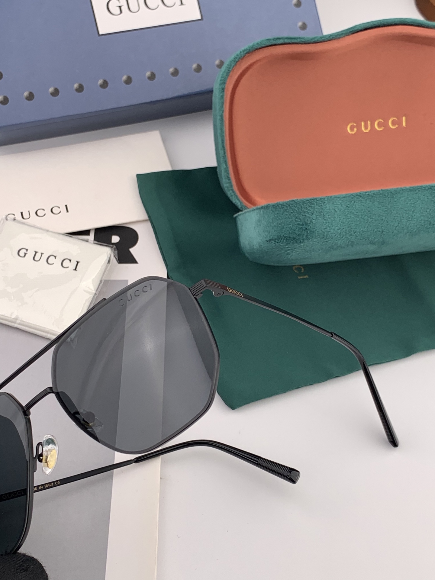         GUCCI 男款炫彩飞行员偏光太阳镜 ❤️材质：高清尼龙加厚卡槽高清偏光镜片 🌹无边框镜