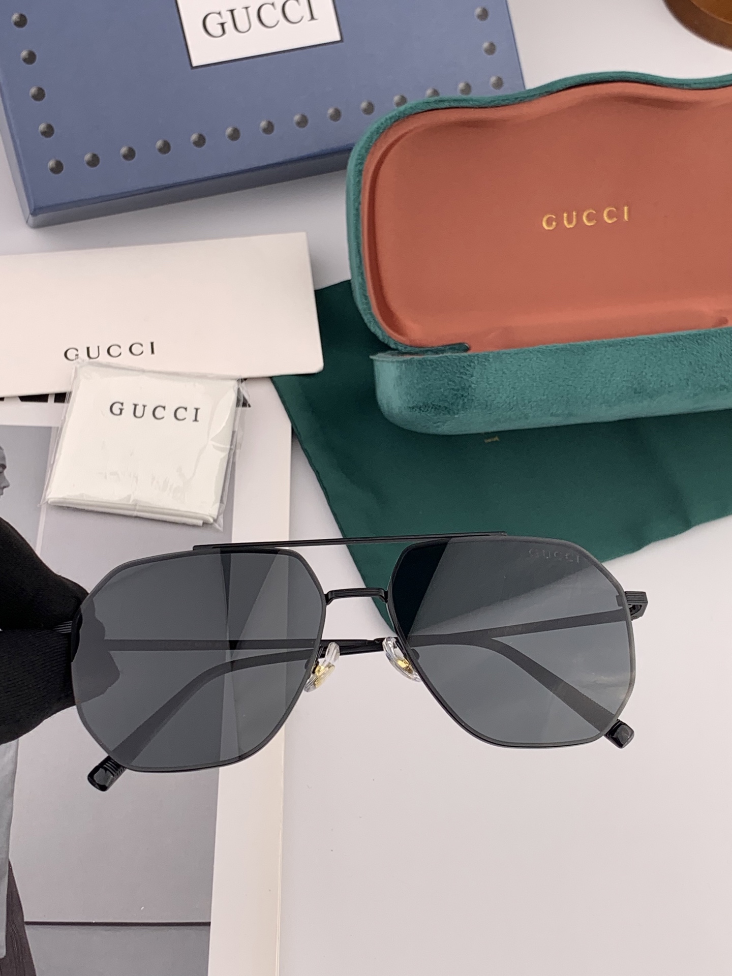         GUCCI 男款炫彩飞行员偏光太阳镜 ❤️材质：高清尼龙加厚卡槽高清偏光镜片 🌹无边框镜