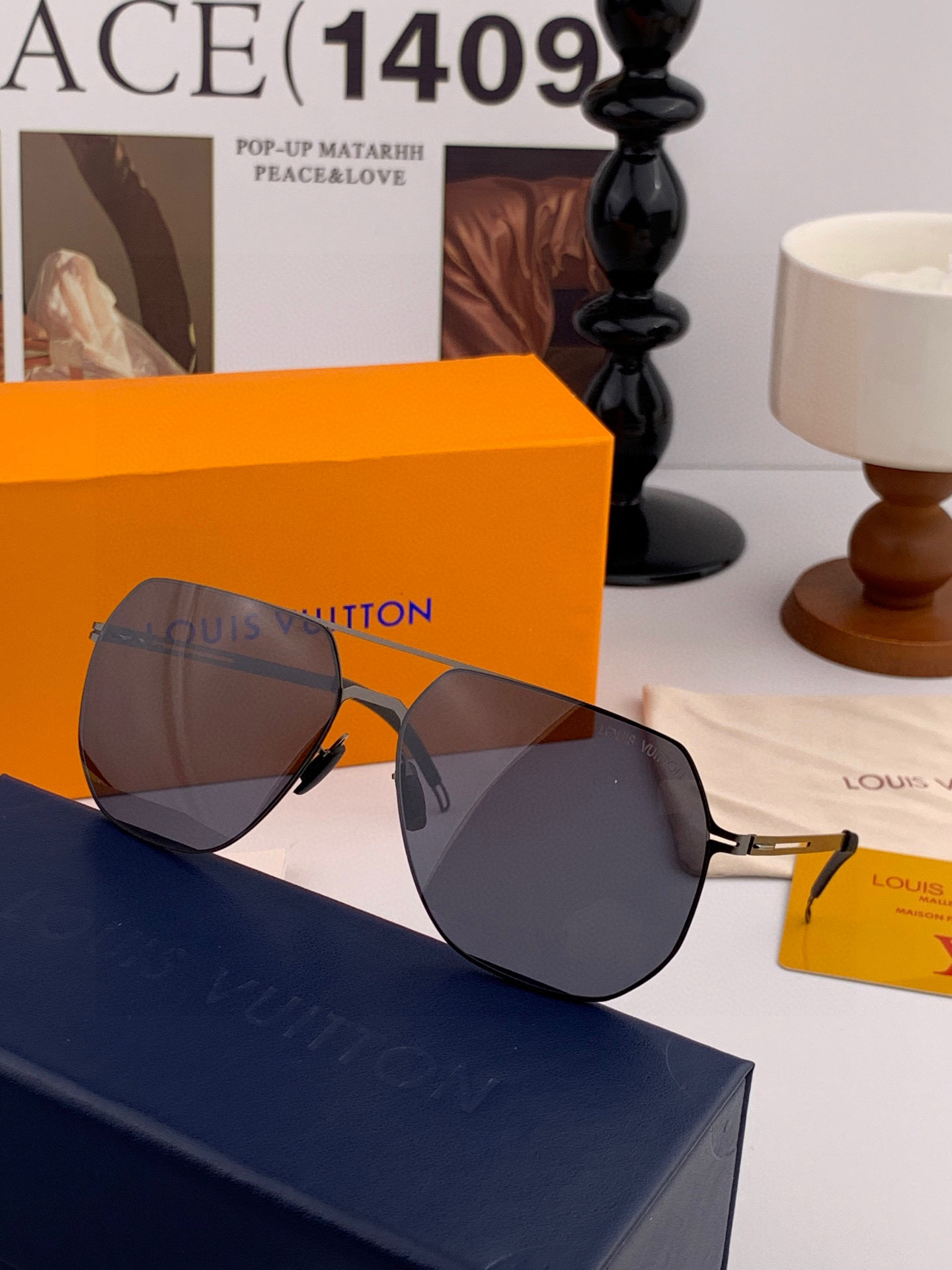 ♦️LV 2025新款男女情侣款太阳镜多边形墨镜iP电镀永不褪色 超轻超有弹性整幅眼镜无螺丝重要的是压不