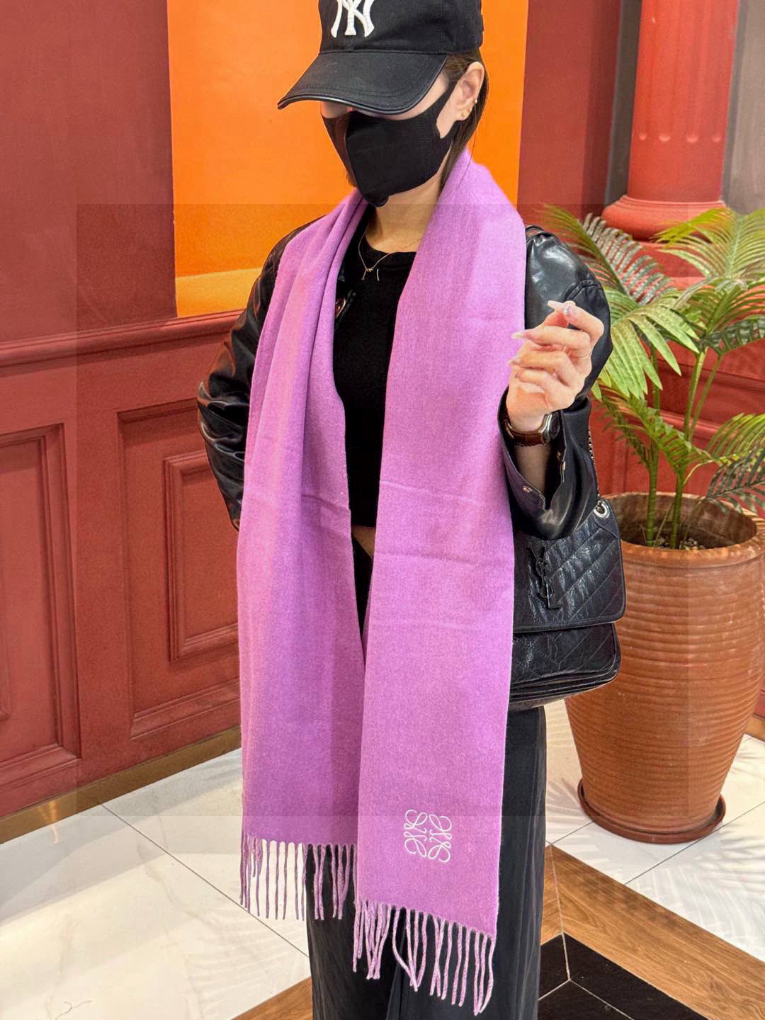   2024年Lv爆款经典四叶草🍀双面提花爆款围巾🧣！！！非常百搭的一款，搭配大衣，毛衣都非常高级，尺寸