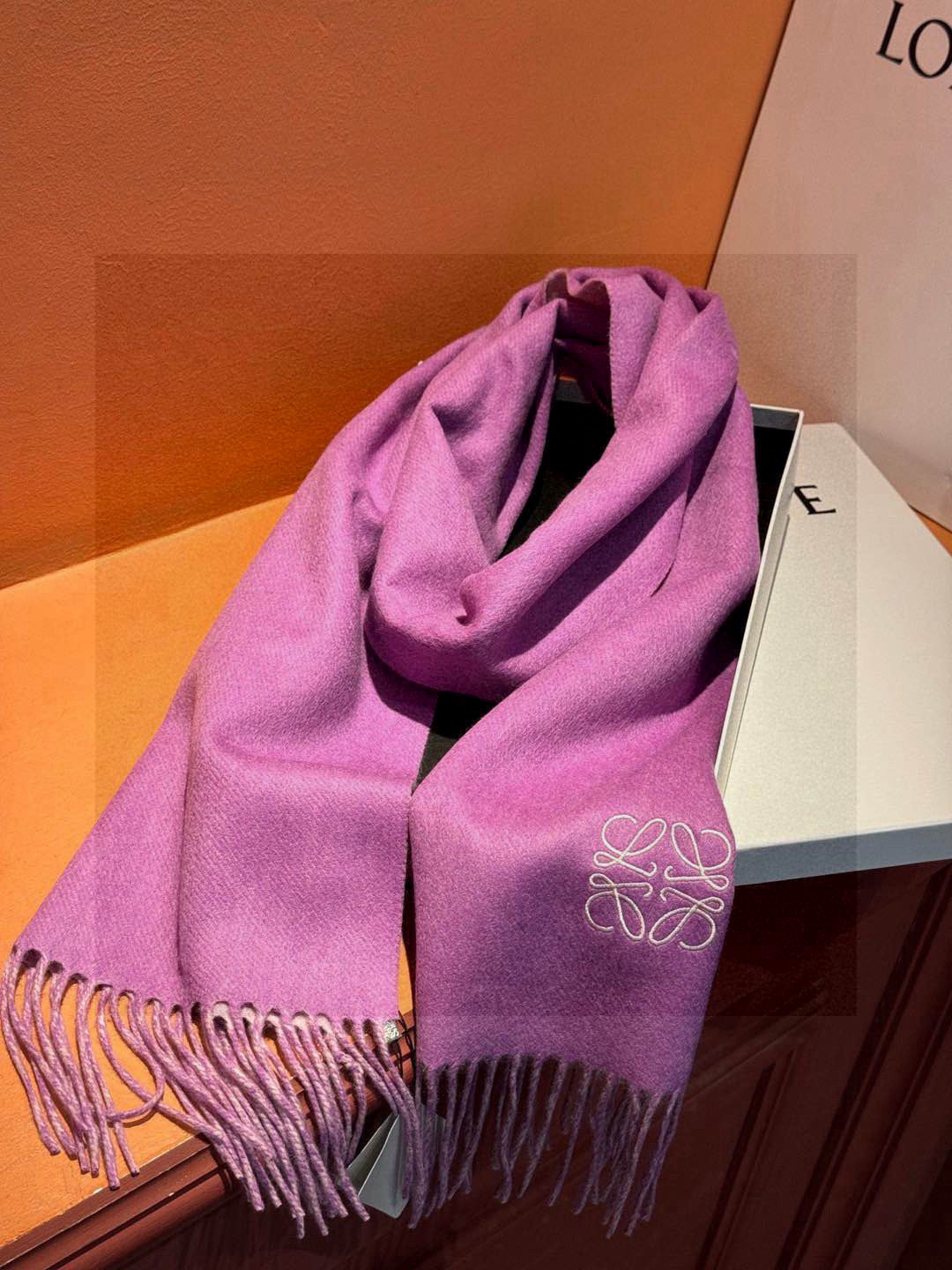   2024年Lv爆款经典四叶草🍀双面提花爆款围巾🧣！！！非常百搭的一款，搭配大衣，毛衣都非常高级，尺寸