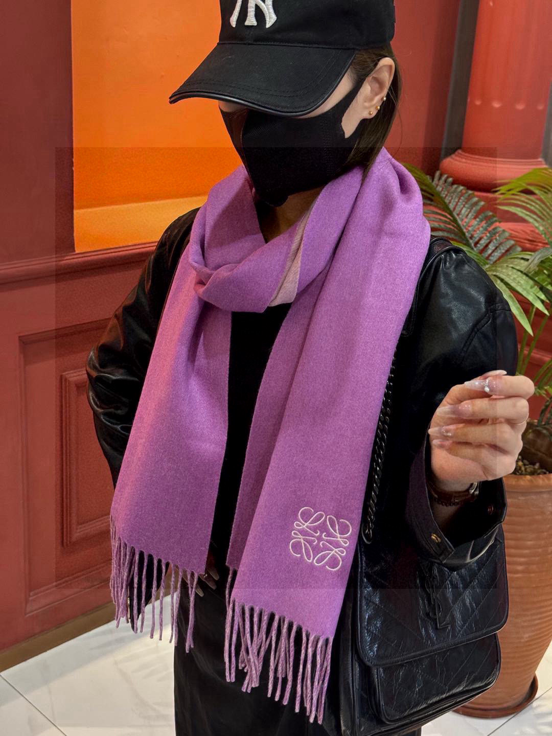   2024年Lv爆款经典四叶草🍀双面提花爆款围巾🧣！！！非常百搭的一款，搭配大衣，毛衣都非常高级，尺寸