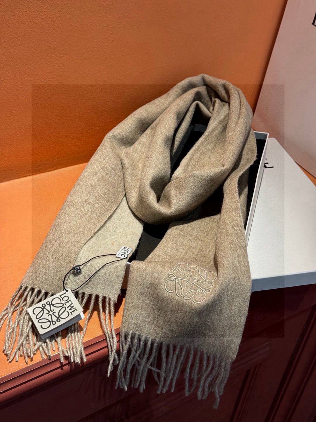   2024年Lv爆款经典四叶草🍀双面提花爆款围巾🧣！！！非常百搭的一款，搭配大衣，毛衣都非常高级，尺寸